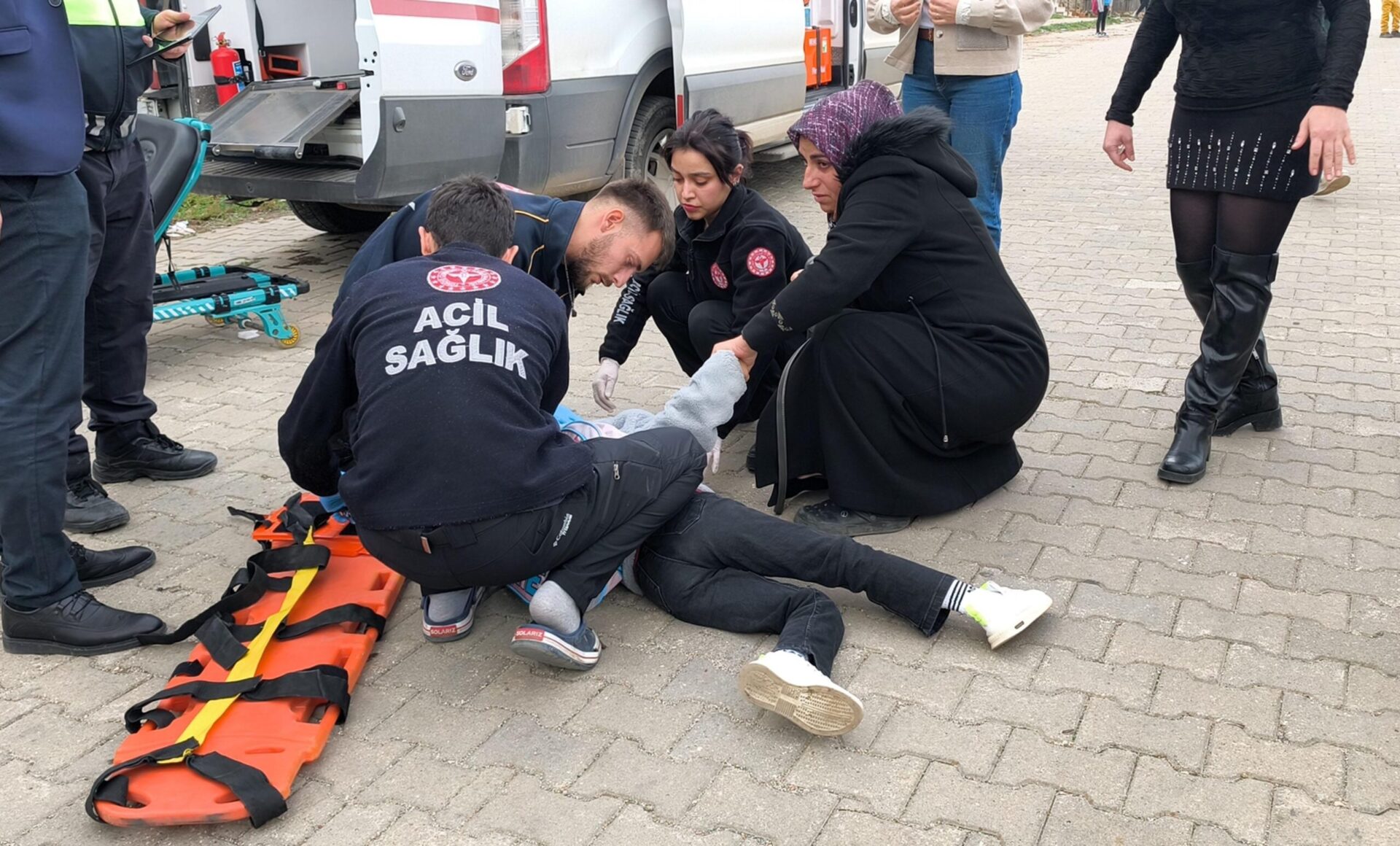Elektrikli bisikletin arkasına tutunan Asya, düşerek yaralandı Elektrikli bisikletin arkasına tutunan Asya, düşerek yaralandı
