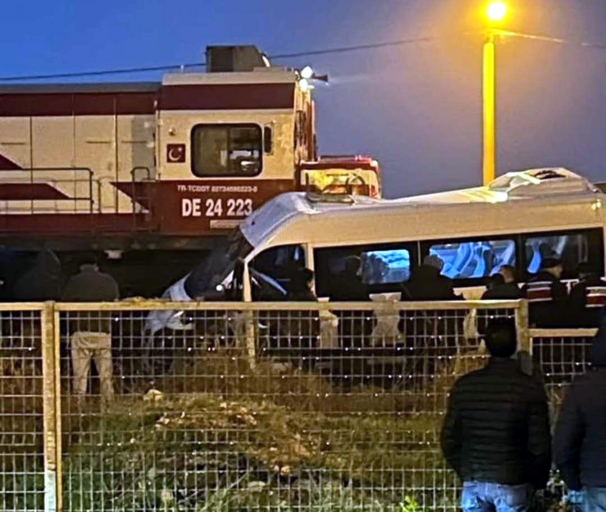 Kırklareli’de yük treni, işçi servis minibüsüne çarptı; 2 yaralı Kırklareli’de yük treni, işçi servis minibüsüne çarptı; 2 yaralı