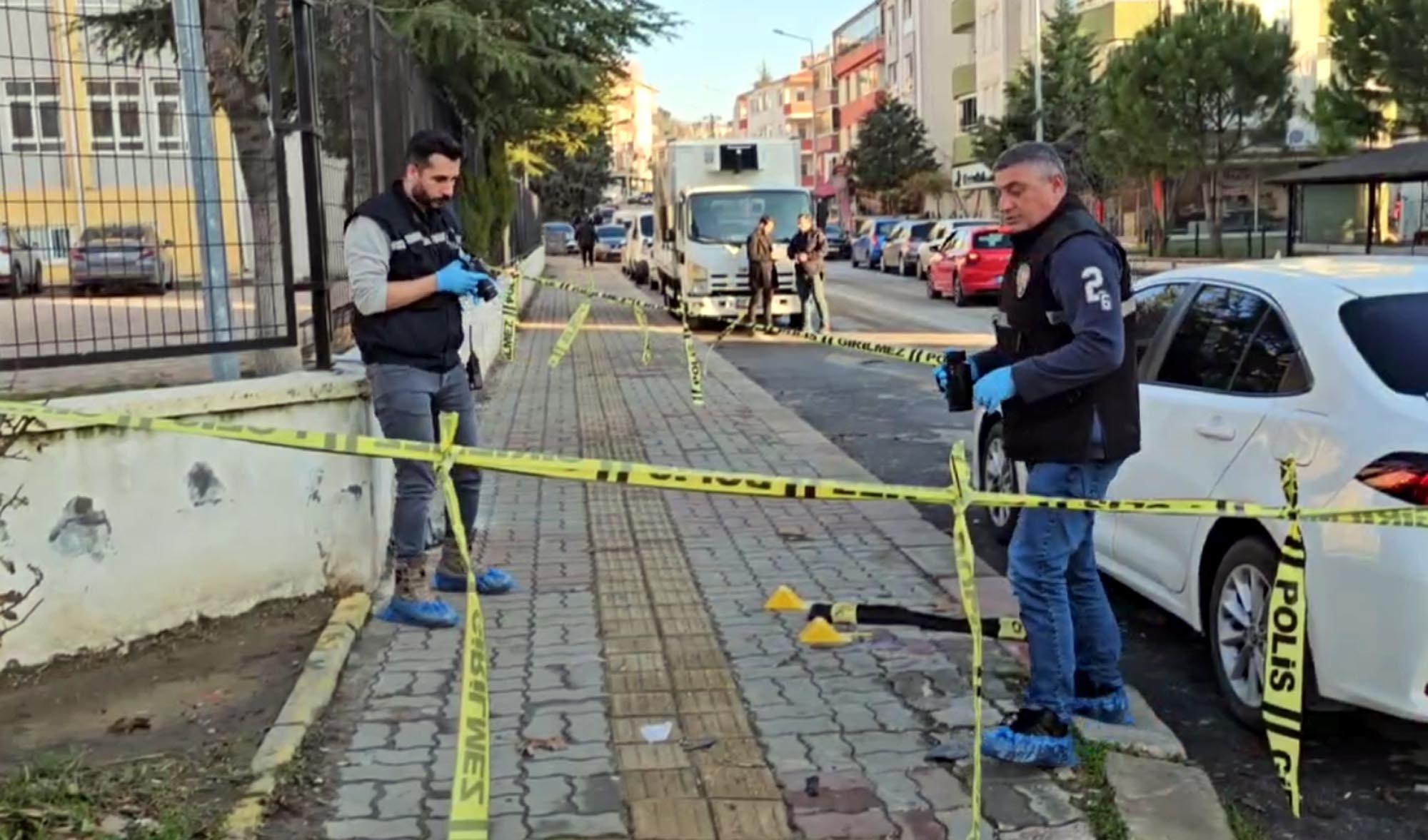 Liselinin okul önünde bıçakla yaralandığı kavgaya ilişkin 2 gözaltı Liselinin okul önünde bıçakla yaralandığı kavgaya ilişkin 2 gözaltı