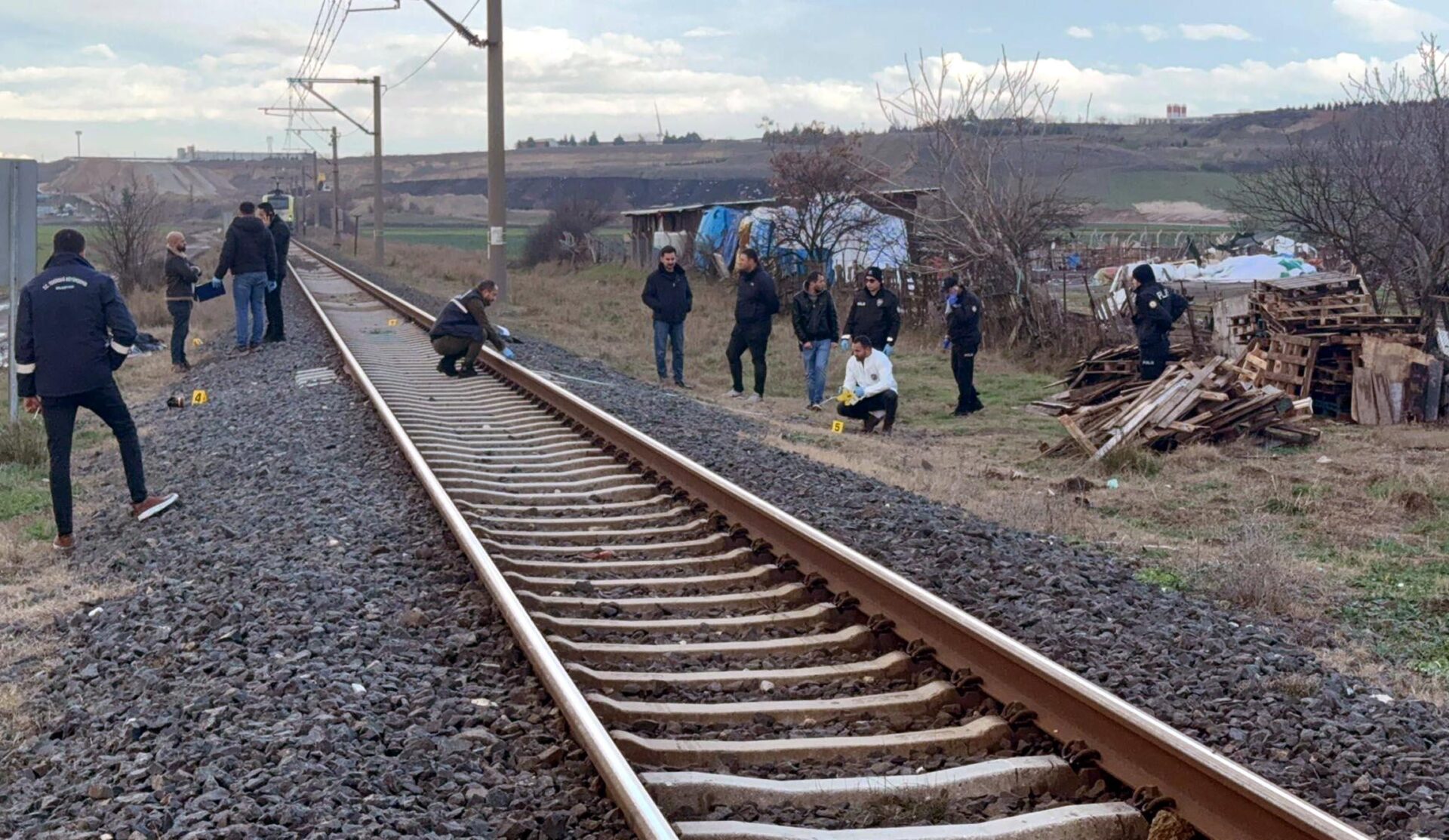Rayların üzerinden geçmek isterken trenin çarpmasıyla öldü Rayların üzerinden geçmek isterken trenin çarpmasıyla öldü