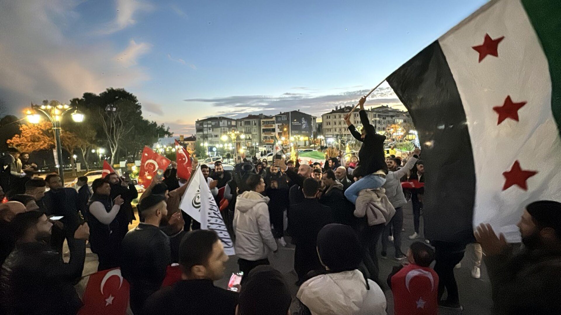 Suriyelilerden baklavalı, lokumlu kutlama (2) Suriyelilerden baklavalı, lokumlu kutlama (2)