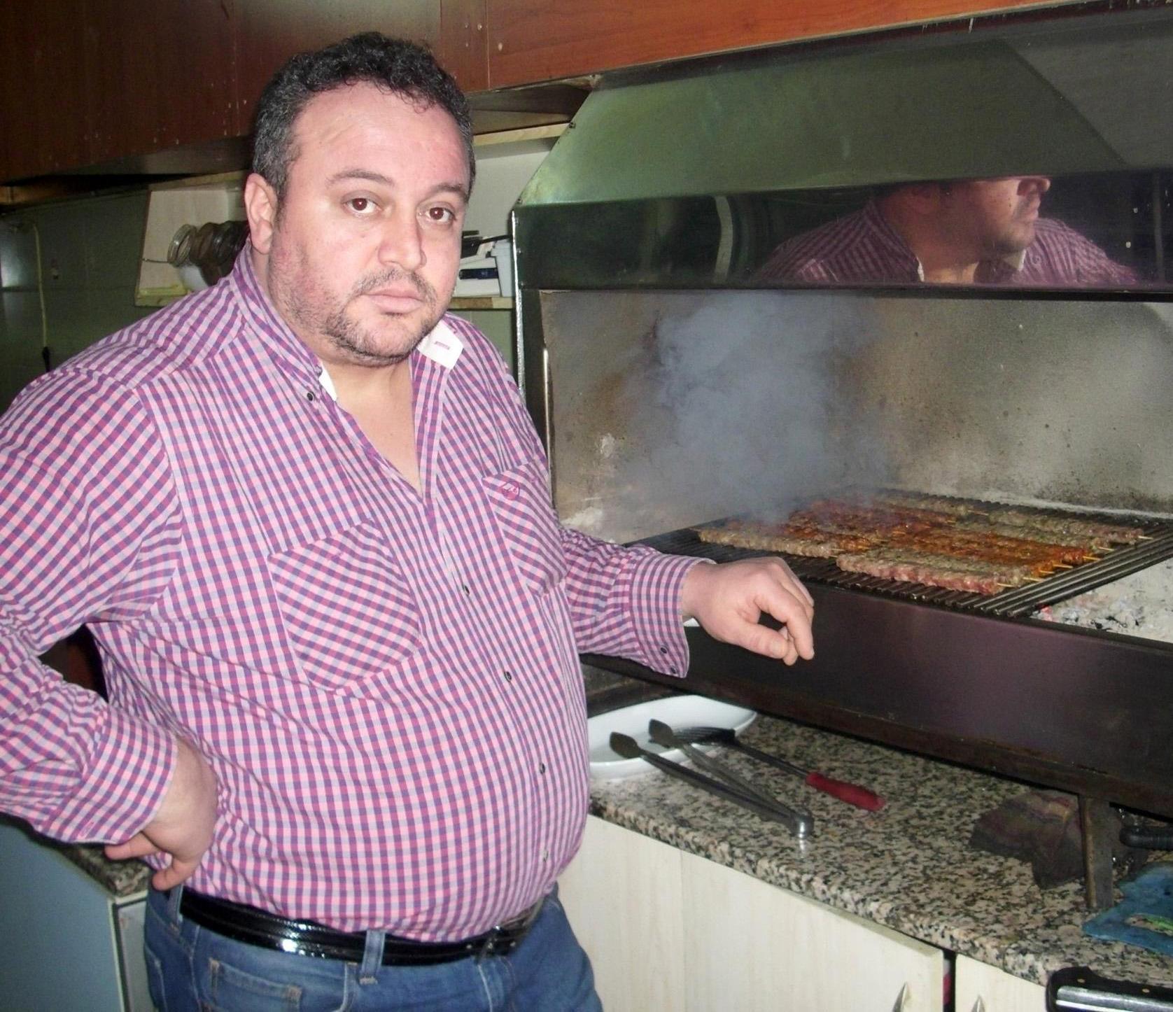 Tartışan müşterileri sakinleştirmeye çalışan işletmeci kalpten öldü Tartışan müşterileri sakinleştirmeye çalışan işletmeci kalpten öldü
