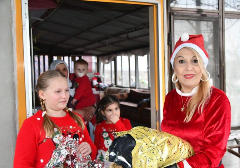 Tekirdağ’da çocukların ‘Noel ablası’, her yıl kapı kapı gezip hediye dağıtıyor | Çorlu’da Haber