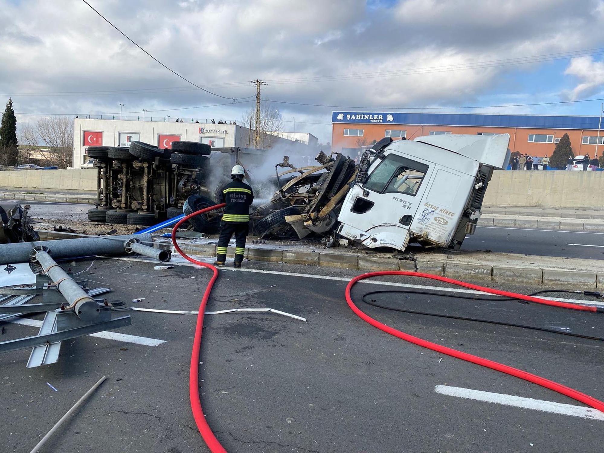 TIR Yön Tabelasına Çarparak Devrildi: 1 Yaralı