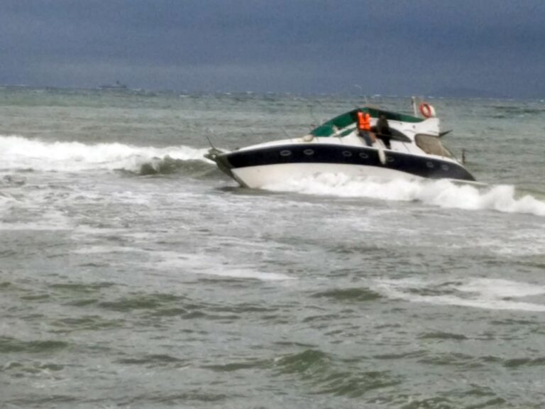 Tekirdağ’da fırtınada  yan yatan teknedeki 2 kişi kurtarıldı | Çorlu’da Haber