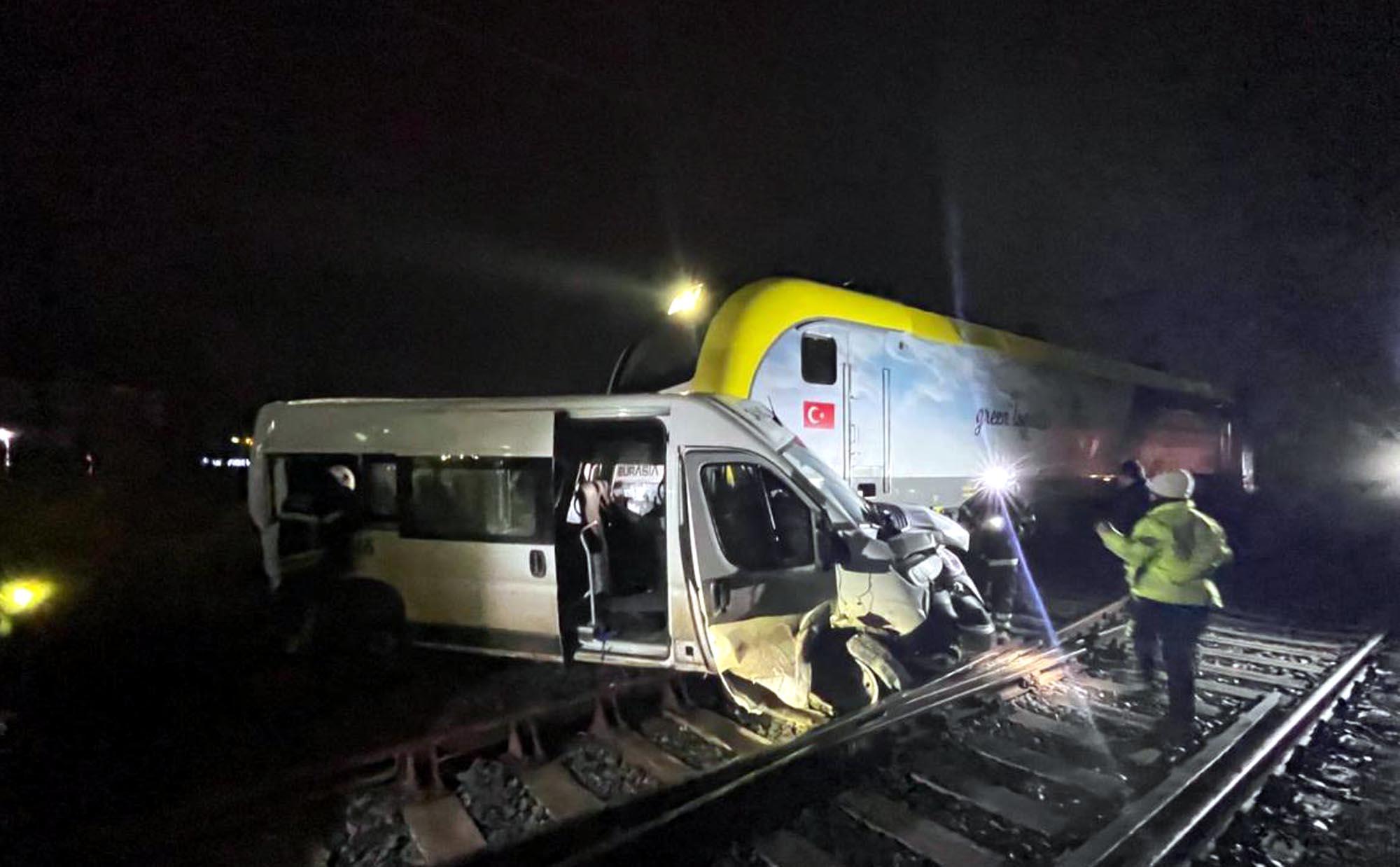 Tekirdağ’da trenin çarptığı minibüste 4 kişi yaralandı | Çorlu’da Haber Tekirdağ’da trenin çarptığı minibüste 4 kişi yaralandı | Çorlu’da Haber