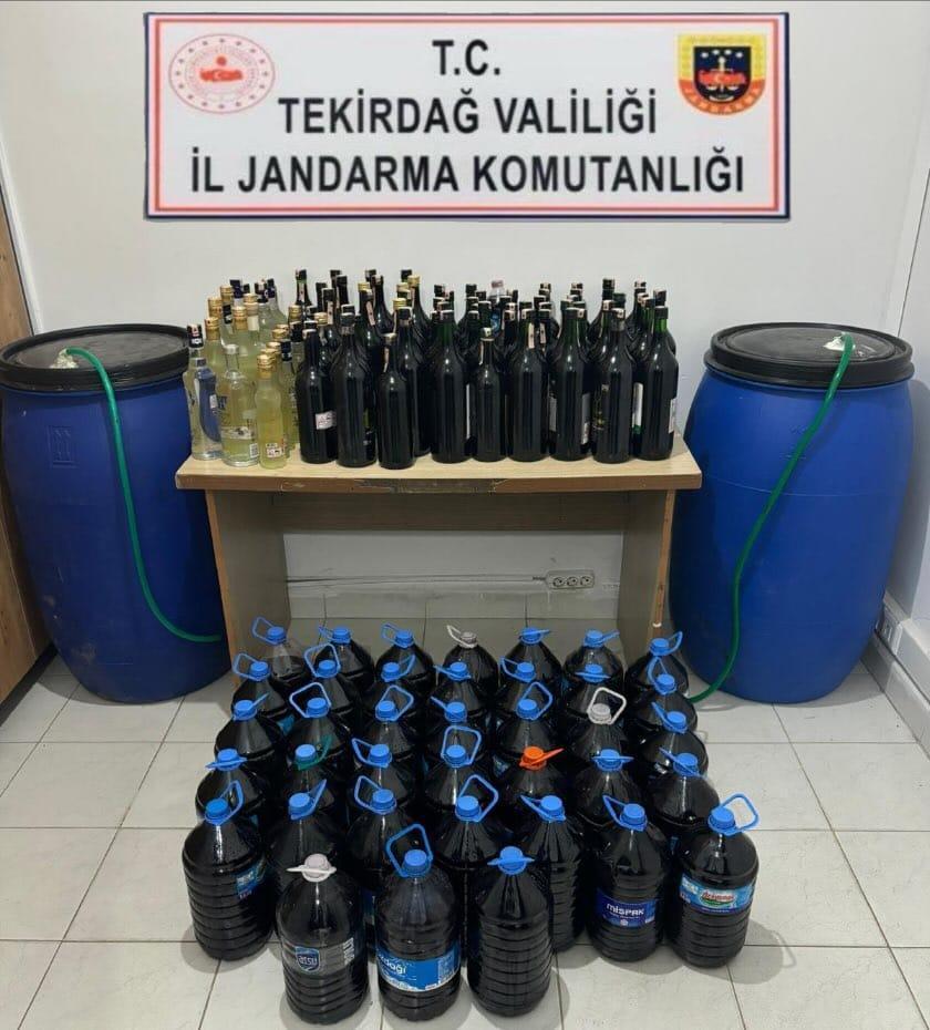 Tekirdağ’da yaklaşan yılbaşı öncesi sahte içki ele geçirildi Tekirdağ’da yaklaşan yılbaşı öncesi sahte içki ele geçirildi
