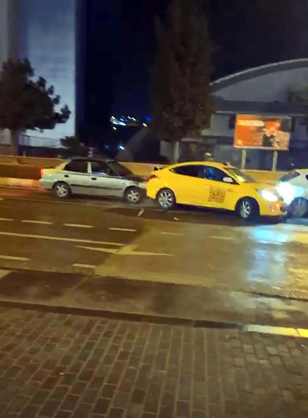 4 aracın karıştığı zincirleme kaza kamerada: 2 yaralı 4 aracın karıştığı zincirleme kaza kamerada: 2 yaralı