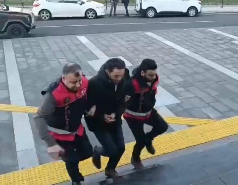 Belediye Çalışanı Cumhurbaşkanı ve Dini Değerlere Hakaretten Tutuklandı