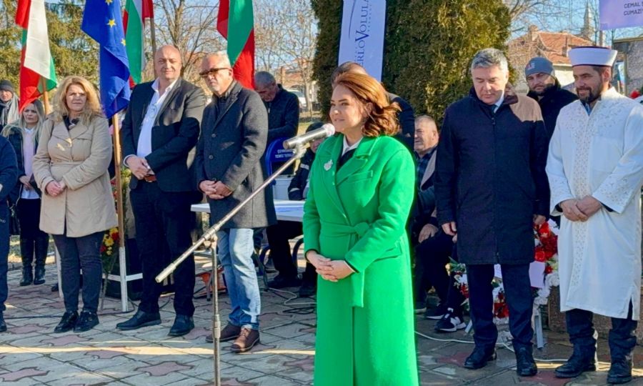 Bulgaristan´daki soydaşlarımızın direnişinin 40.yıl dönümünde, onların aziz hatıralarını yaşatmak üzere kahramanlarımızla bir araya geldik. Bulgaristan´daki soydaşlarımızın direnişinin 40.yıl dönümünde, onların aziz hatıralarını yaşatmak üzere kahramanlarımızla bir araya geldik.