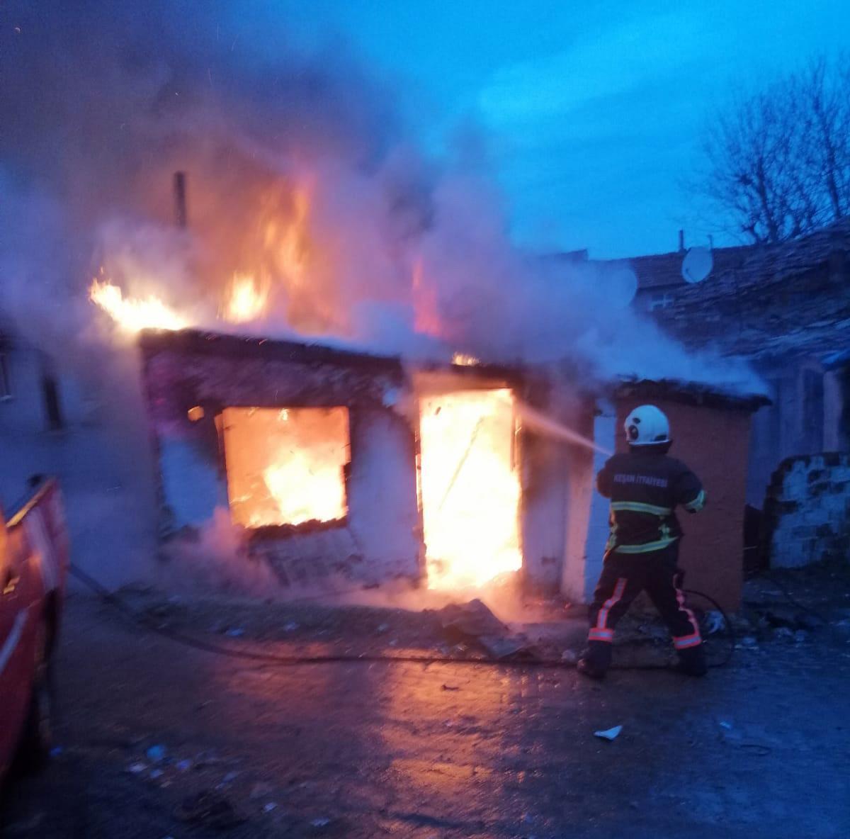 Devrilen kömür sobasından çıkan yangında ev alev alev yandı Devrilen kömür sobasından çıkan yangında ev alev alev yandı