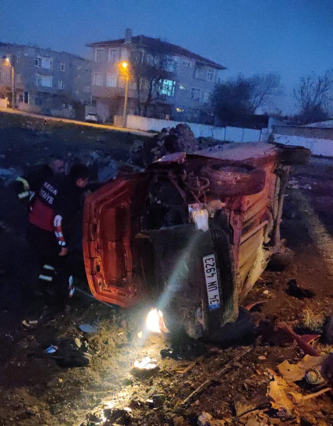 Direğe çarpıp, devrilen otomobilin ehliyetsiz ve alkollü sürücüsü yaralandı Direğe çarpıp, devrilen otomobilin ehliyetsiz ve alkollü sürücüsü yaralandı