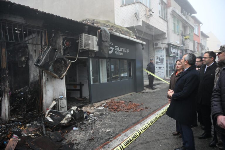 Edirne Valisi Sezer, 5 işyerinin yandığı bölgede incelemede bulundu
