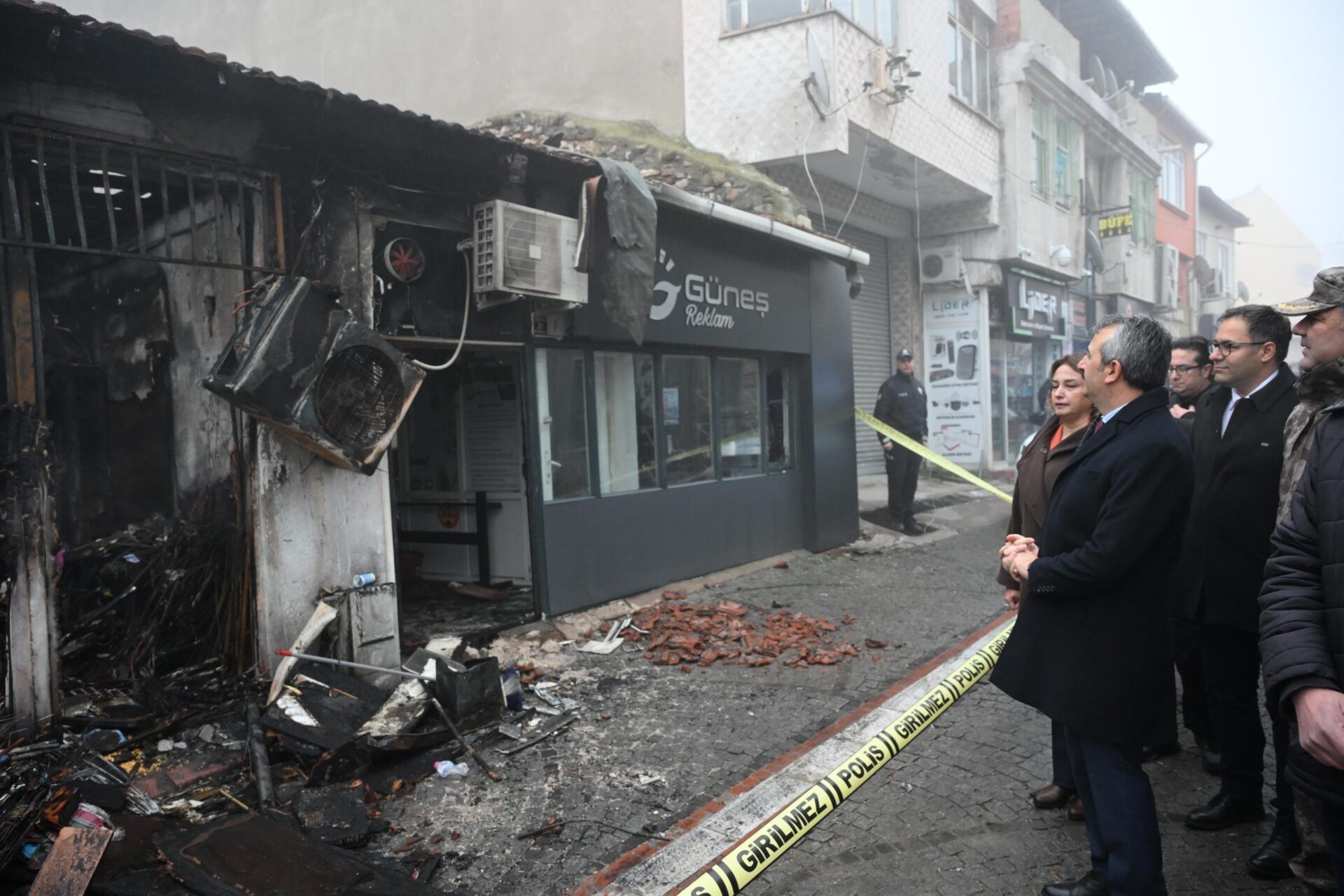 Edirne Valisi Sezer, 5 işyerinin yandığı bölgede incelemede bulundu Edirne Valisi Sezer, 5 işyerinin yandığı bölgede incelemede bulundu