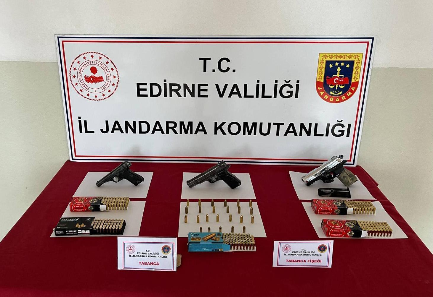 Edirne’de 3 ruhsatsız tabanca ve 271 mermi ele geçirildi Edirne’de 3 ruhsatsız tabanca ve 271 mermi ele geçirildi