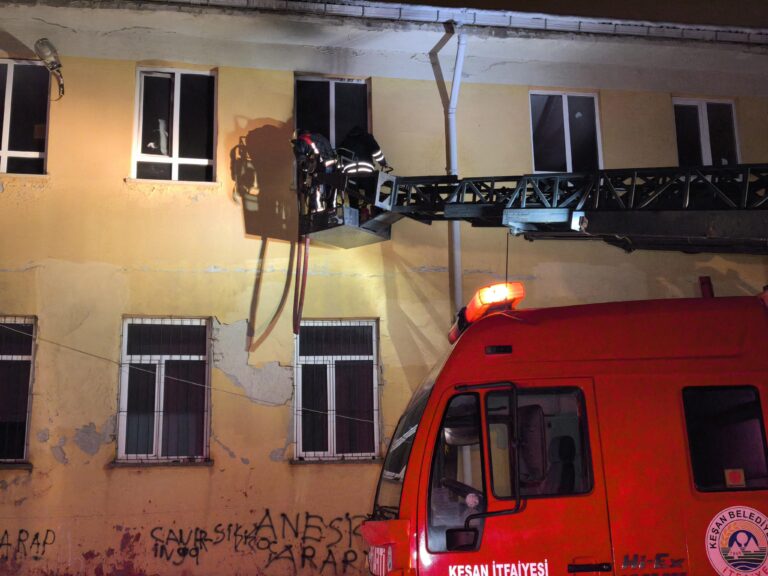 Edirne’de eski okul binasında yangın