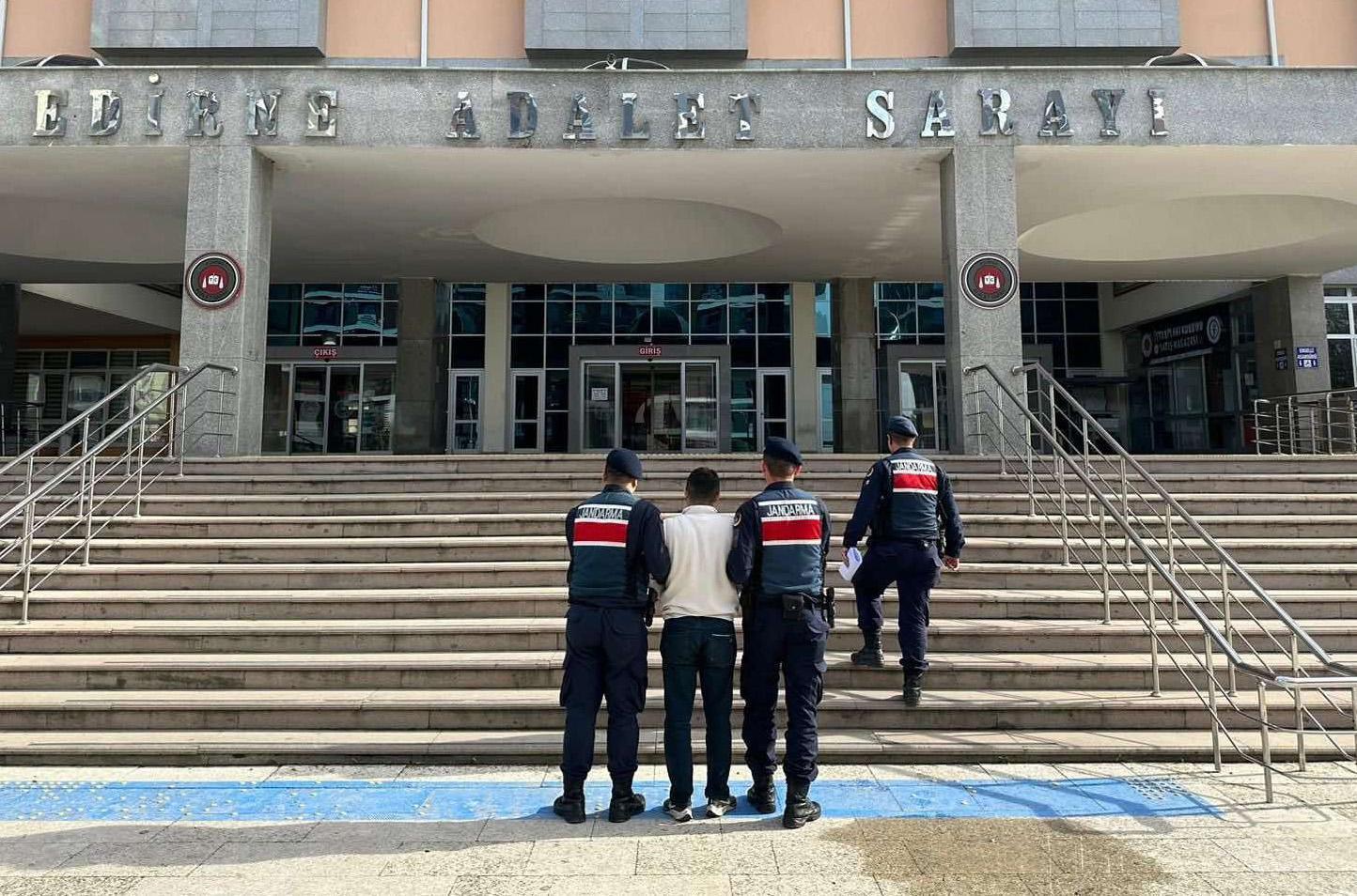 Edirne’de, ‘kasten öldürme’ şüphelisi sınırda yakalandı Edirne’de, ‘kasten öldürme’ şüphelisi sınırda yakalandı