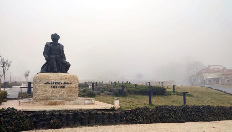 Edirne’de sis etkili oldu