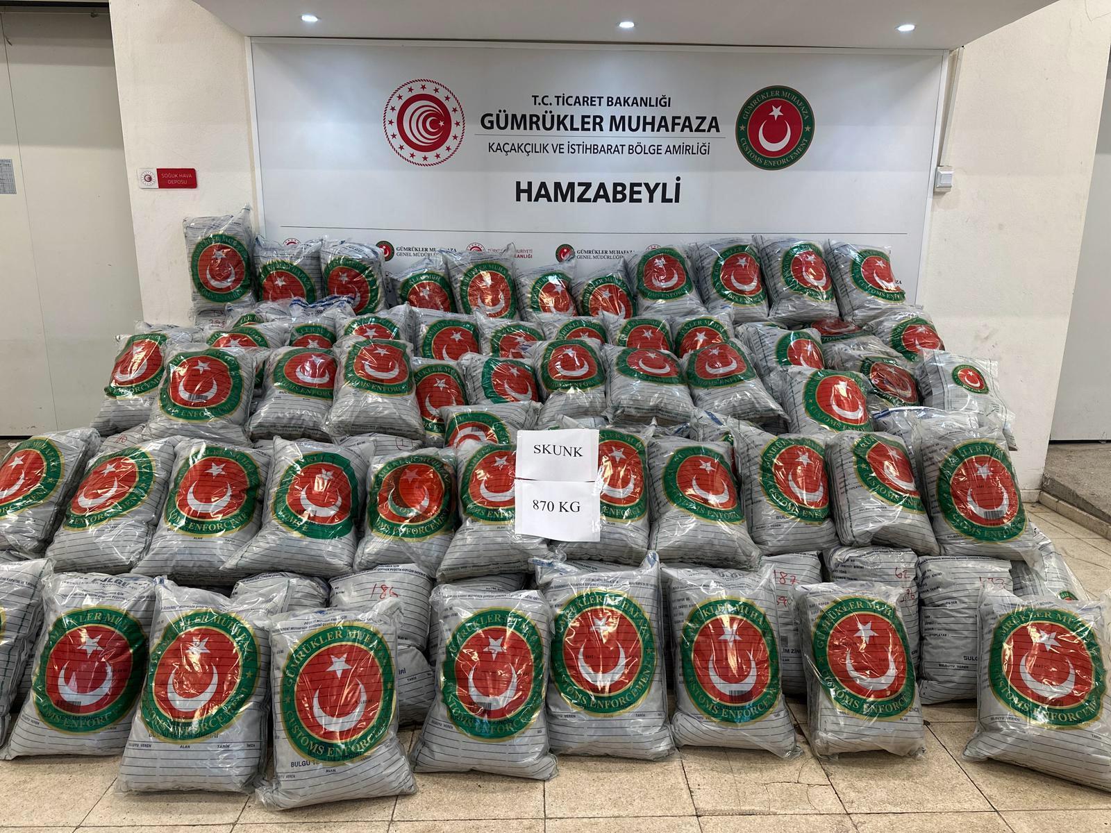 Hamzabeyli’den giriş yapan TIR’da 870 kilo skunk ele geçirildi Hamzabeyli’den giriş yapan TIR’da 870 kilo skunk ele geçirildi