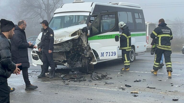 Minibüs ve Hafriyat Kamyonu Çarpıştı: 1 Yaralı