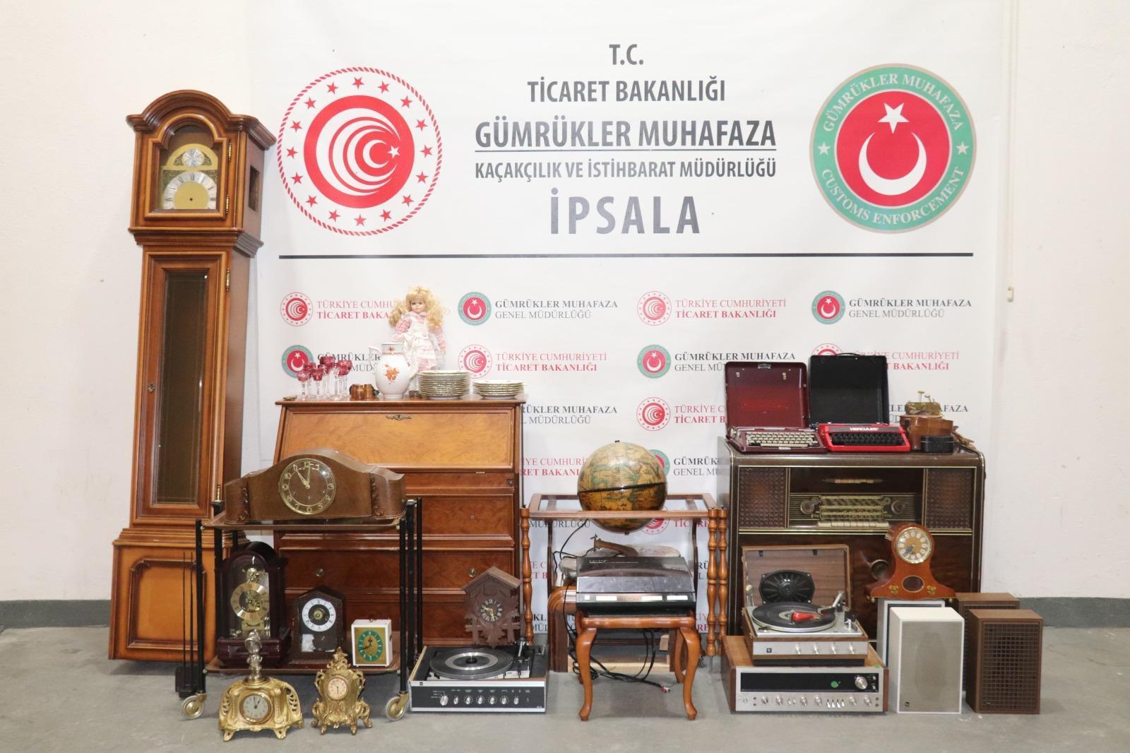 İpsala Sınır Kapısı’nda, minibüste antika eşyalar ele geçirildi İpsala Sınır Kapısı’nda, minibüste antika eşyalar ele geçirildi
