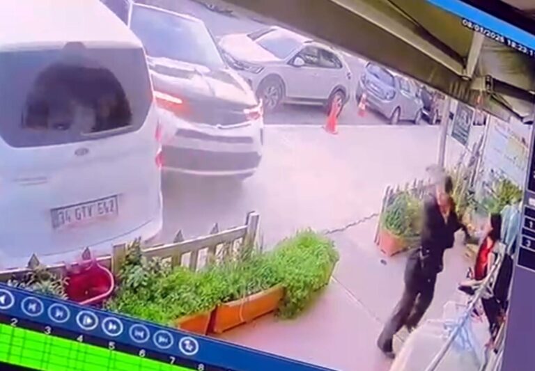 2 Kadın Son Anda Ezilmekten Kurtuldu