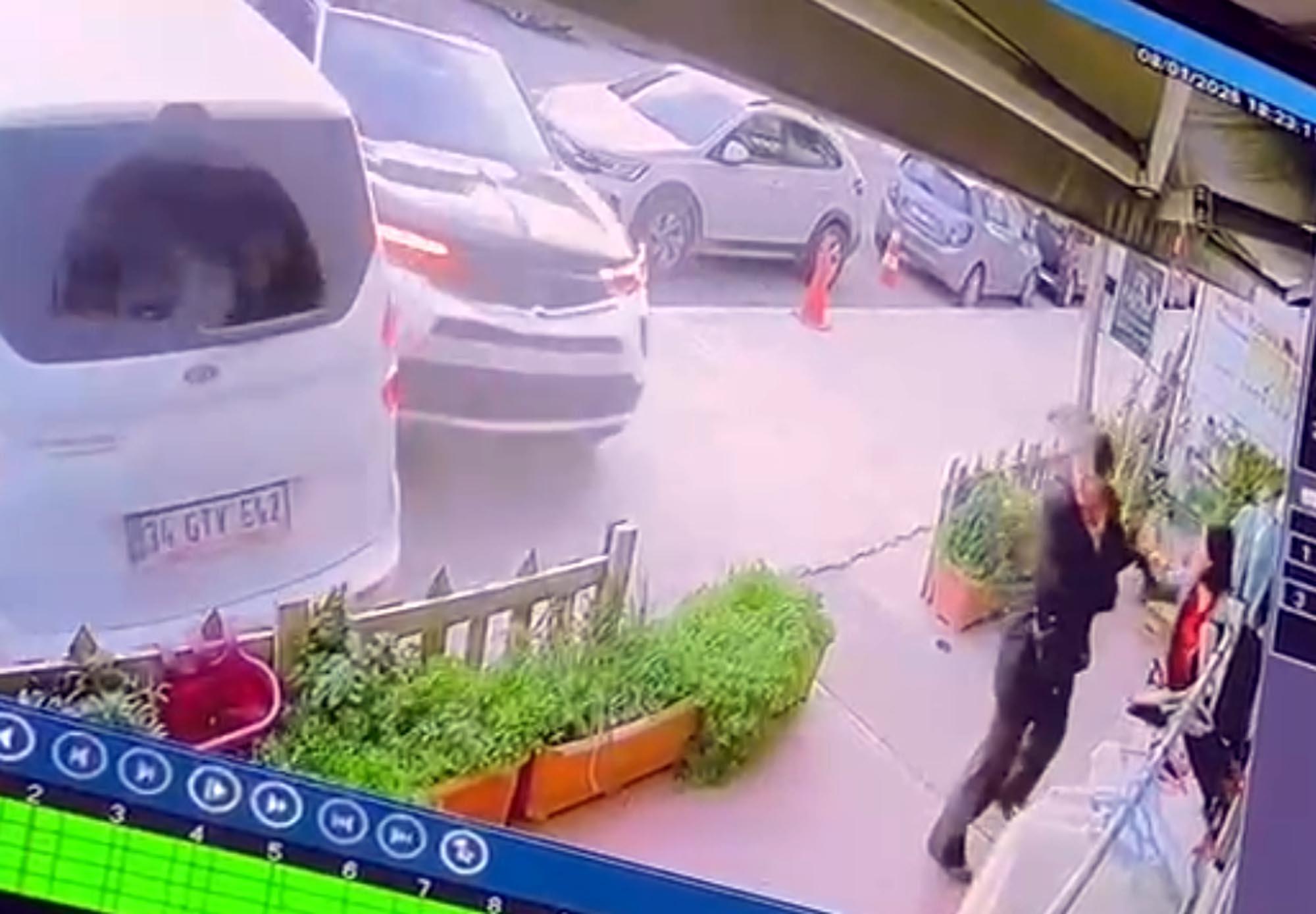 2 Kadın Son Anda Ezilmekten Kurtuldu 2 Kadın Son Anda Ezilmekten Kurtuldu