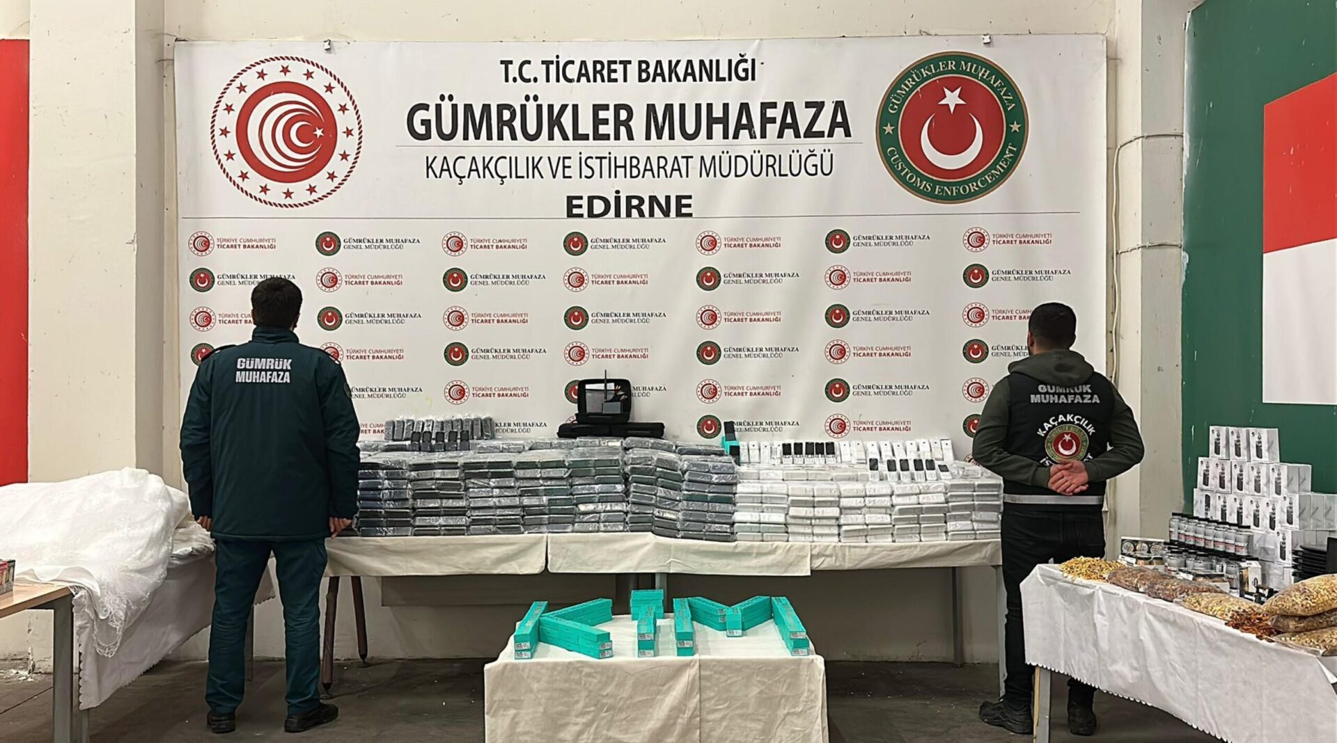 Kapıkule’de çok sayıda kaçak sigara, cep telefonu ve ilaç ele geçirildi Kapıkule’de çok sayıda kaçak sigara, cep telefonu ve ilaç ele geçirildi
