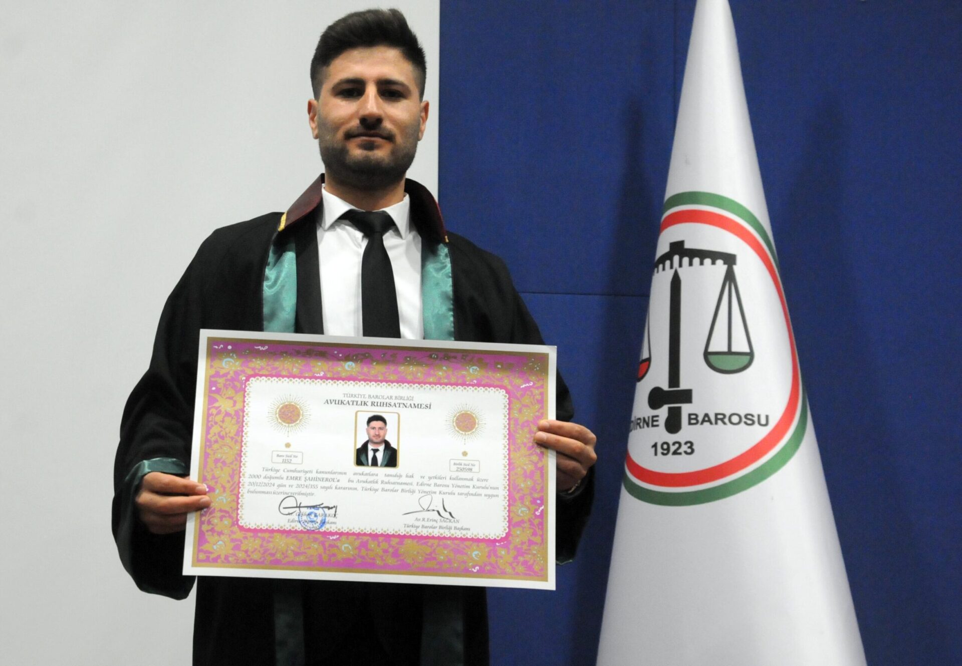 Mübaşir olarak çalıştığı adliyede, öğrenimini tamamlayıp avukat oldu Mübaşir olarak çalıştığı adliyede, öğrenimini tamamlayıp avukat oldu