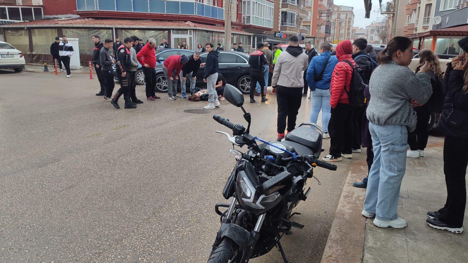 Otomobille motosiklet çarpıştı: 2 yaralı Otomobille motosiklet çarpıştı: 2 yaralı