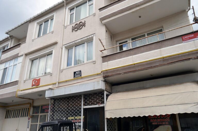 Genç Kız Erkek Arkadaşının Evinde Ölü Bulundu: 2 Gözaltı