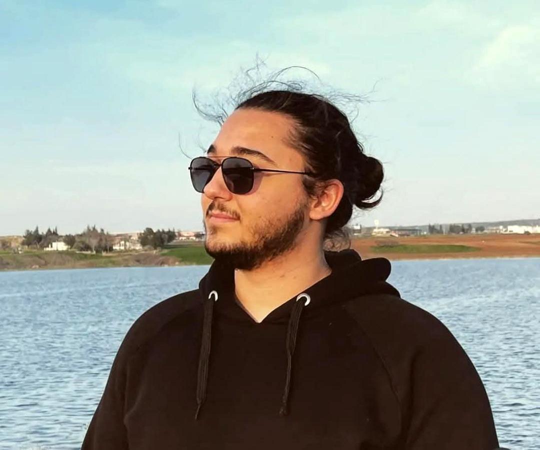 Yolda yürürken kalp krizi geçiren 19 yaşındaki Emre, öldü Yolda yürürken kalp krizi geçiren 19 yaşındaki Emre, öldü