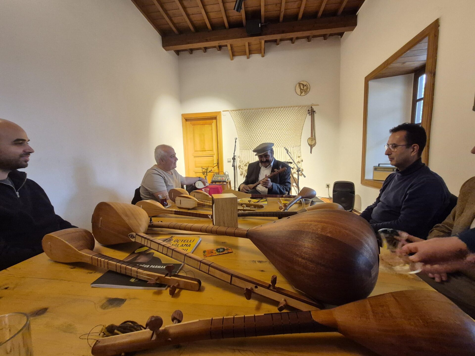 3 telli saz sanatçıları, kampta bir araya geldi 3 telli saz sanatçıları, kampta bir araya geldi