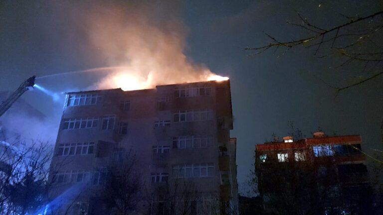 6 katlı binadaki çatı yangınında 6 kişi dumandan etkilendi | Çorlu’da Haber