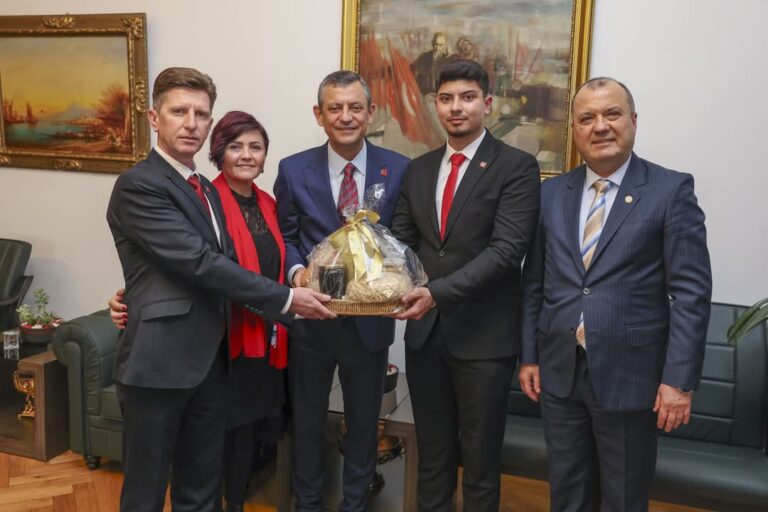 İlçe Yönetimi, Genel Başkan Özgür Özel’i Ziyaret Etti
