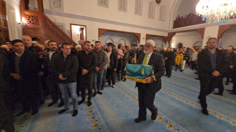 Hacı Mehmet Şirikçi Camii’nde Berat Gecesi Coşkusu: Sakal-ı Şerif Ziyarete Açıldı