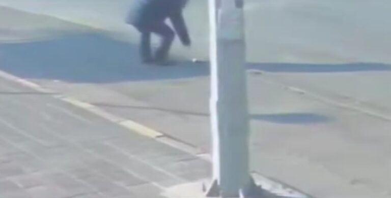 Düşen Cüzdanı Alan Yaşlı Adam, Otobüse Binerek Uzaklaştı!