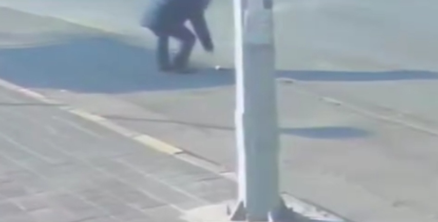 Düşen Cüzdanı Alan Yaşlı Adam, Otobüse Binerek Uzaklaştı! Düşen Cüzdanı Alan Yaşlı Adam, Otobüse Binerek Uzaklaştı!