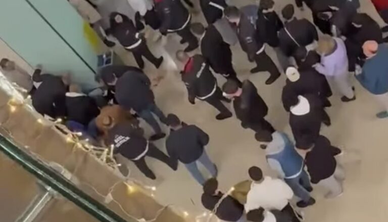 AVM’de Bıçaklı Kavga: 1 Kişi Yaralandı
