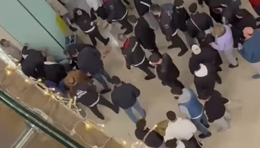 AVM’de Bıçaklı Kavga: 1 Kişi Yaralandı AVM’de Bıçaklı Kavga: 1 Kişi Yaralandı