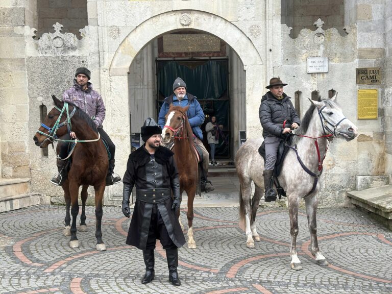 ‘At sırtında hac’ geleneğini yaşatmak için yola çıkan 3 Müslüman İspanyol, Edirne’de