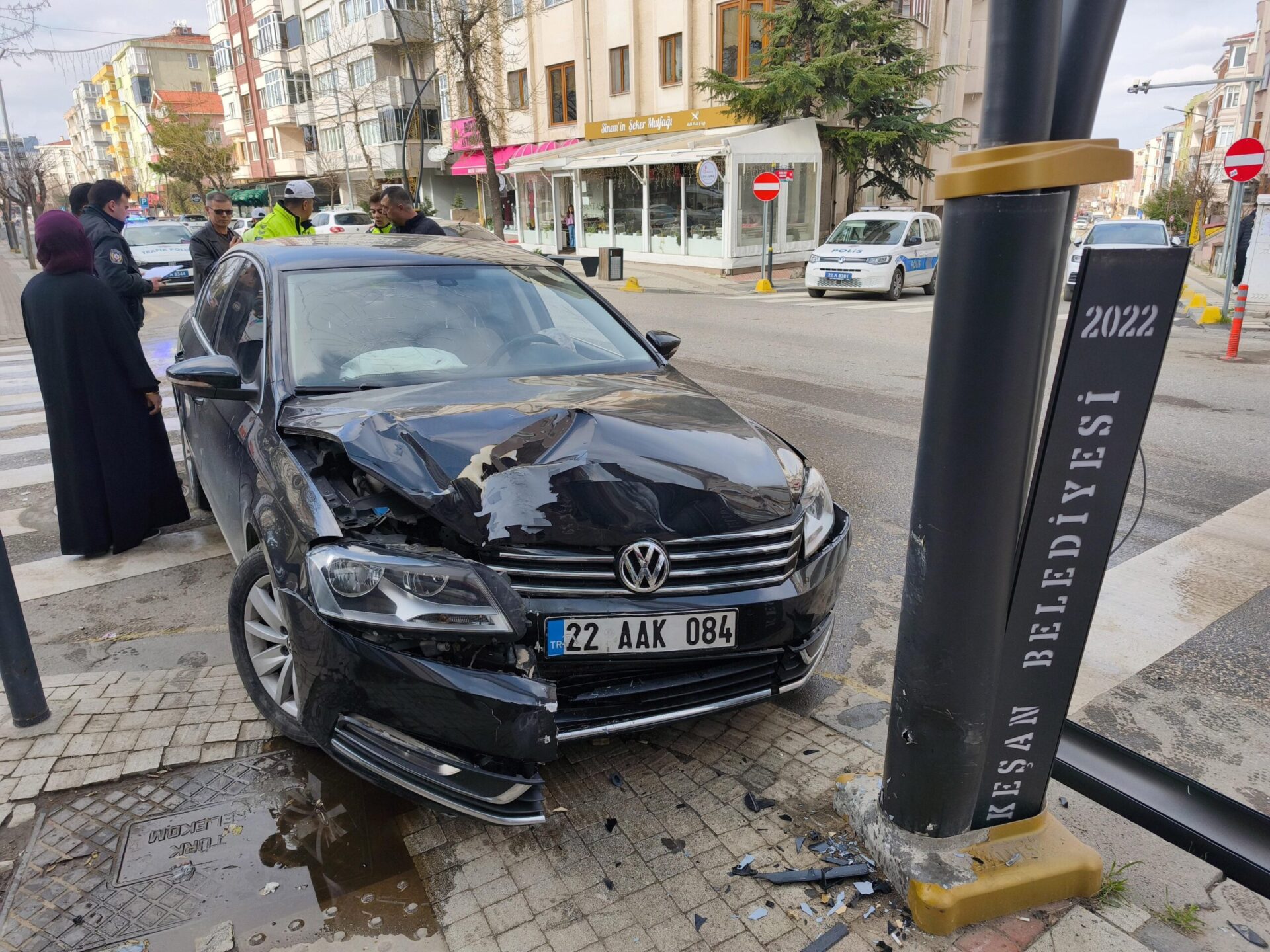 Aydınlatma direğine çarpan otomobilin sürücüsü yaralandı Aydınlatma direğine çarpan otomobilin sürücüsü yaralandı
