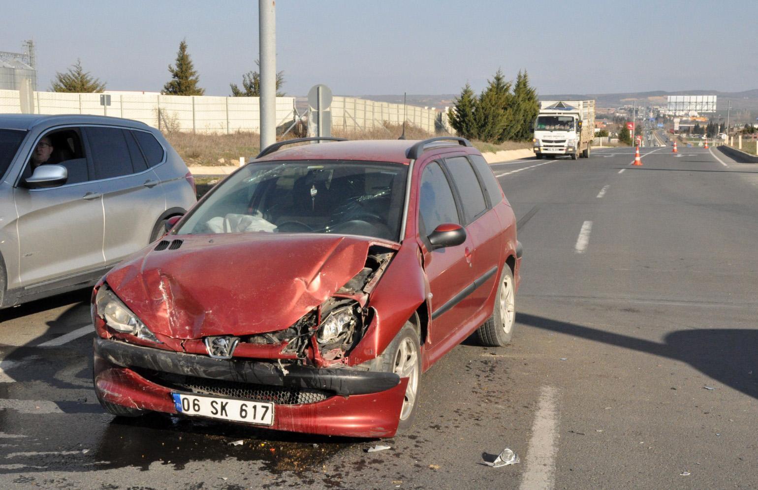 Edirne’de 2 otomobil çarpıştı: 3 yaralı Edirne’de 2 otomobil çarpıştı: 3 yaralı
