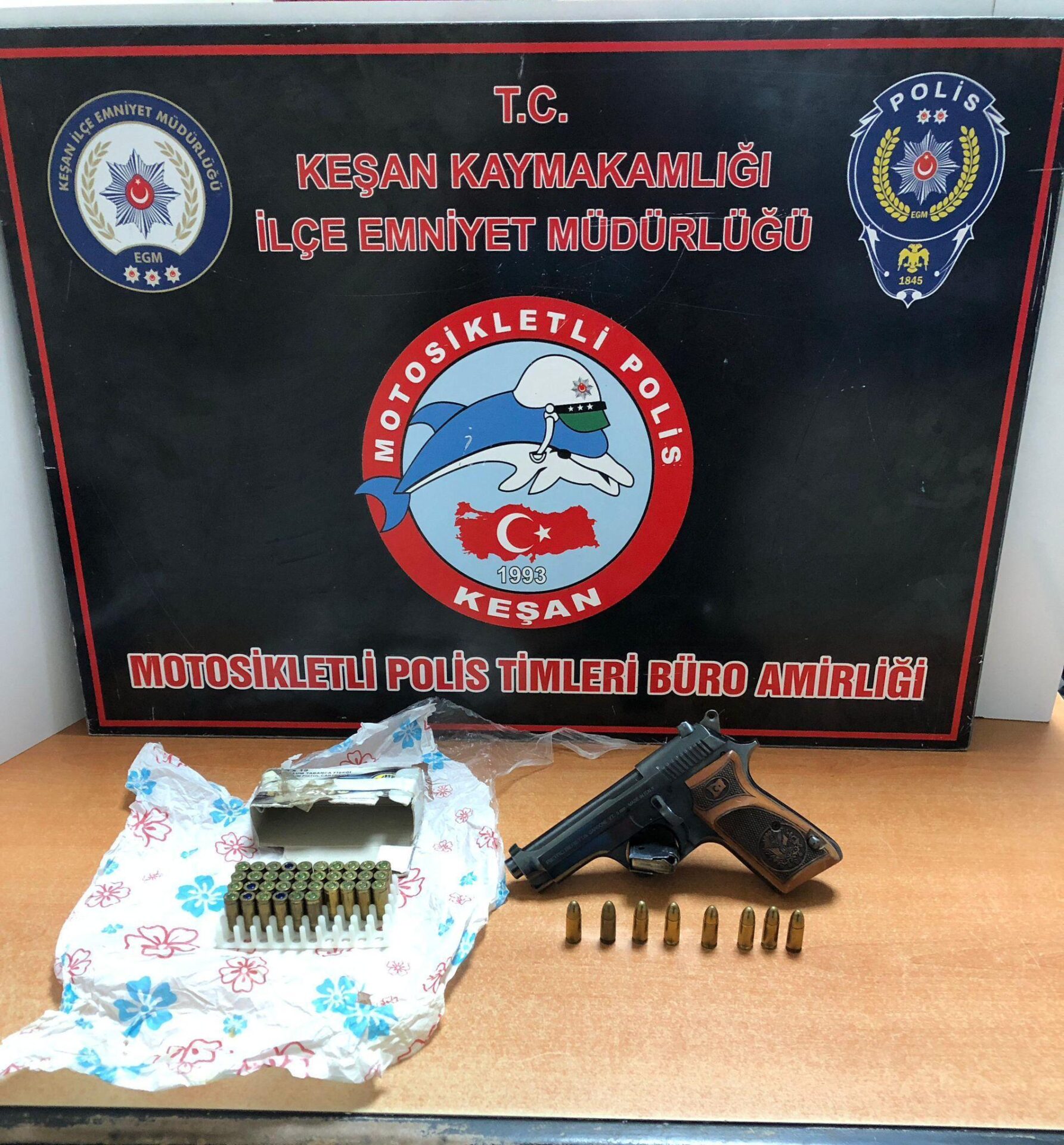 Edirne’de araçta ruhsatsız tabanca ve 44 mermi ele geçirildi Edirne’de araçta ruhsatsız tabanca ve 44 mermi ele geçirildi