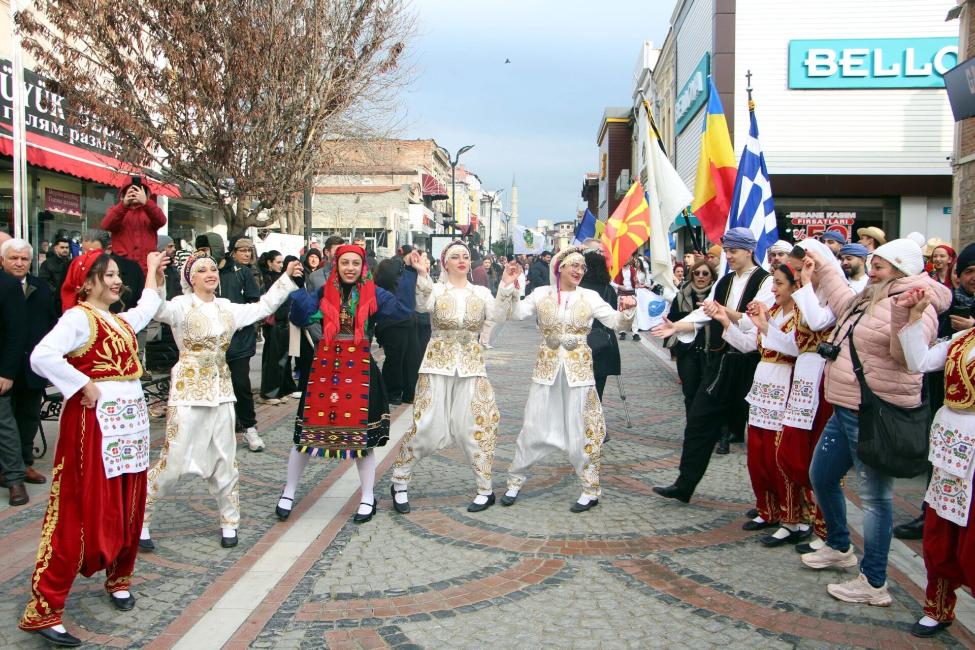 Edirne’de Balkan Halk Oyunları Festivali Edirne’de Balkan Halk Oyunları Festivali
