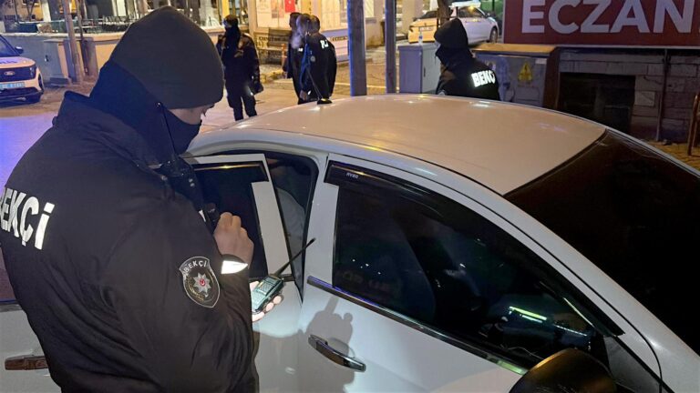 Edirne’de durdurulan araçta sürücünün, izinsiz polis frekansını dinlediği ortaya çıktı