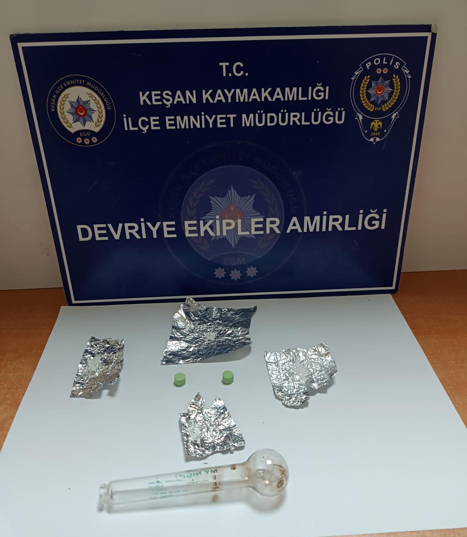 Edirne’de durdurulan araçtaki yolcuda uyuşturucu ele geçirildi Edirne’de durdurulan araçtaki yolcuda uyuşturucu ele geçirildi