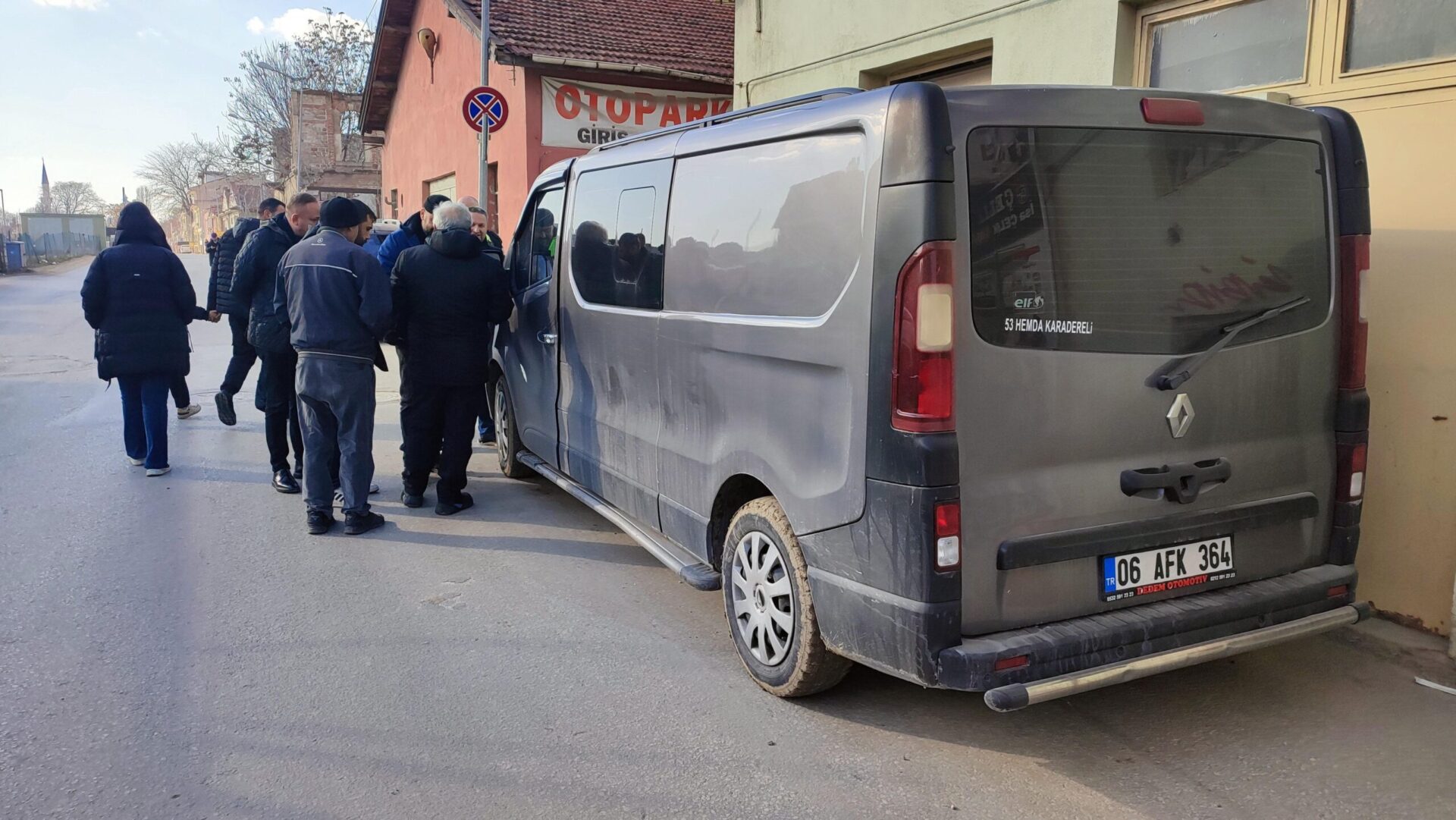 Edirne’de, hafif ticari aracın plakasının bantla değiştirildiği ortaya çıktı Edirne’de, hafif ticari aracın plakasının bantla değiştirildiği ortaya çıktı