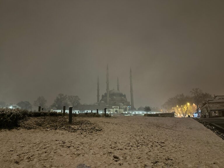 Edirne’de kar etkisini artırdı