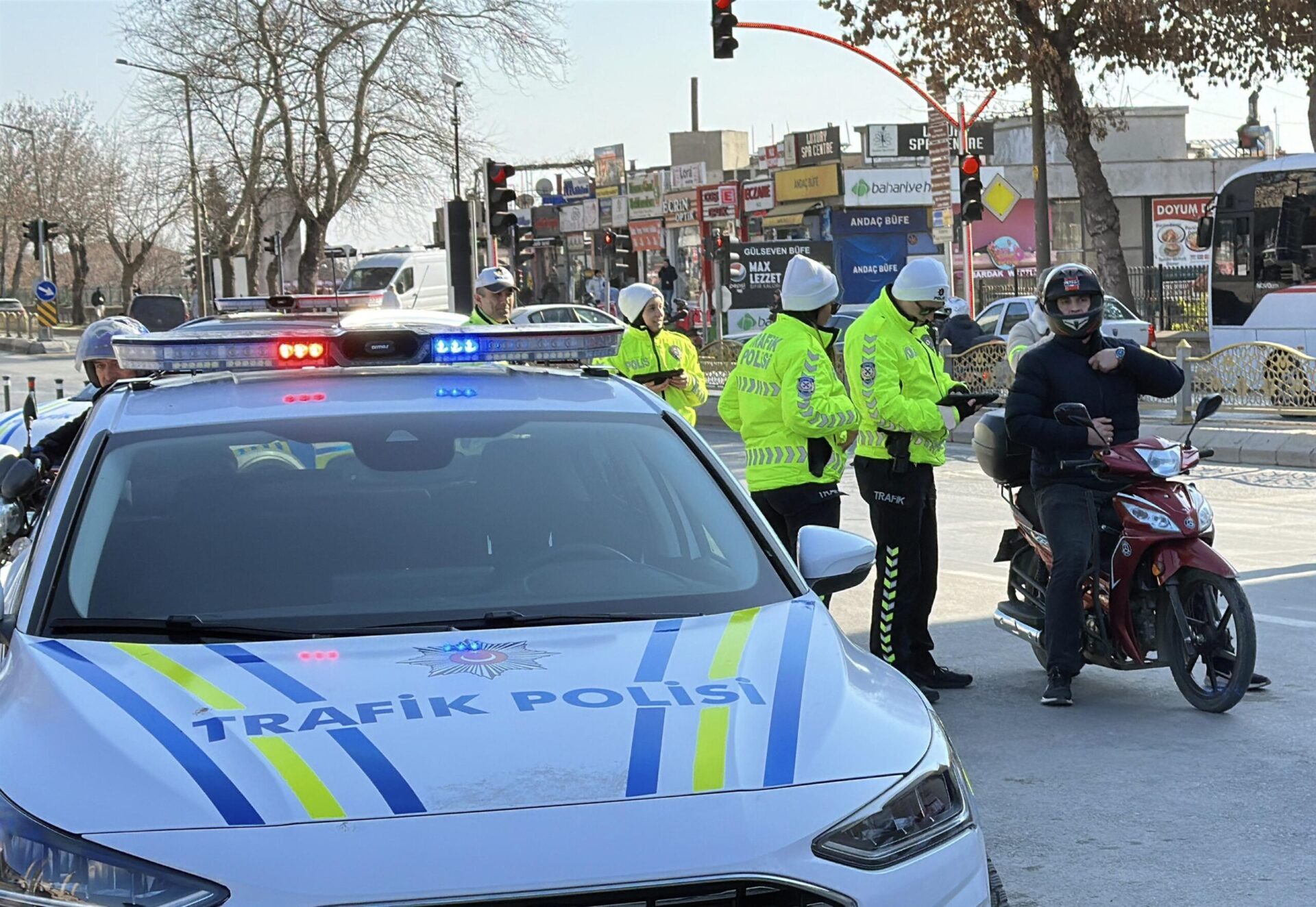 Edirne’de kasksız trafiğe çıkan 25 motosiklet sürücüsüne 32 bin lira ceza Edirne’de kasksız trafiğe çıkan 25 motosiklet sürücüsüne 32 bin lira ceza